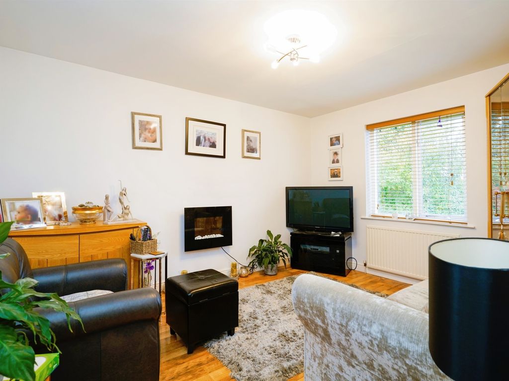 2 bed flat for sale in Walkers Row, Yeadon, Leeds LS19, £135,000 Zoopla