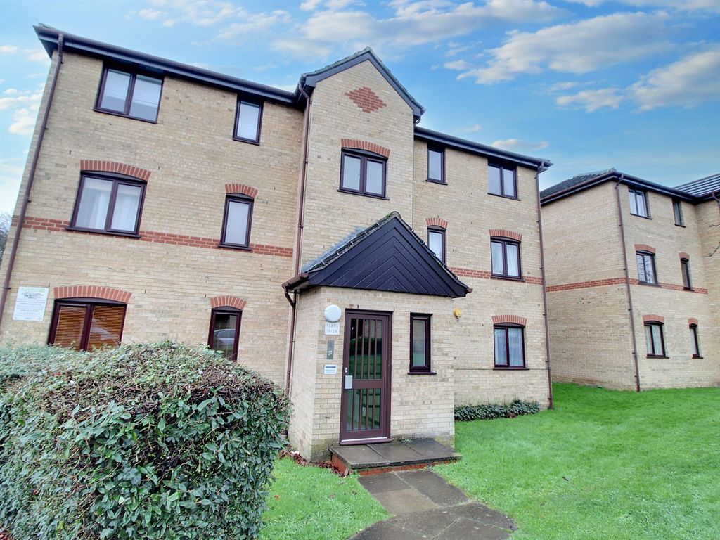 2 bed flat to rent in Woodfield Close, Enfield EN1, £1,600 pcm - Zoopla