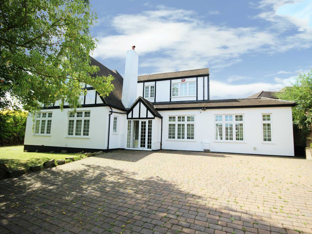 4 bed detached house for sale in East View, Hertfordshire EN5