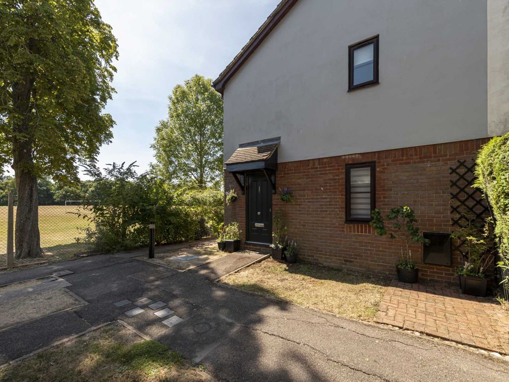 2 bed end terrace house for sale in Orchard Close, Wokingham RG40 Zoopla