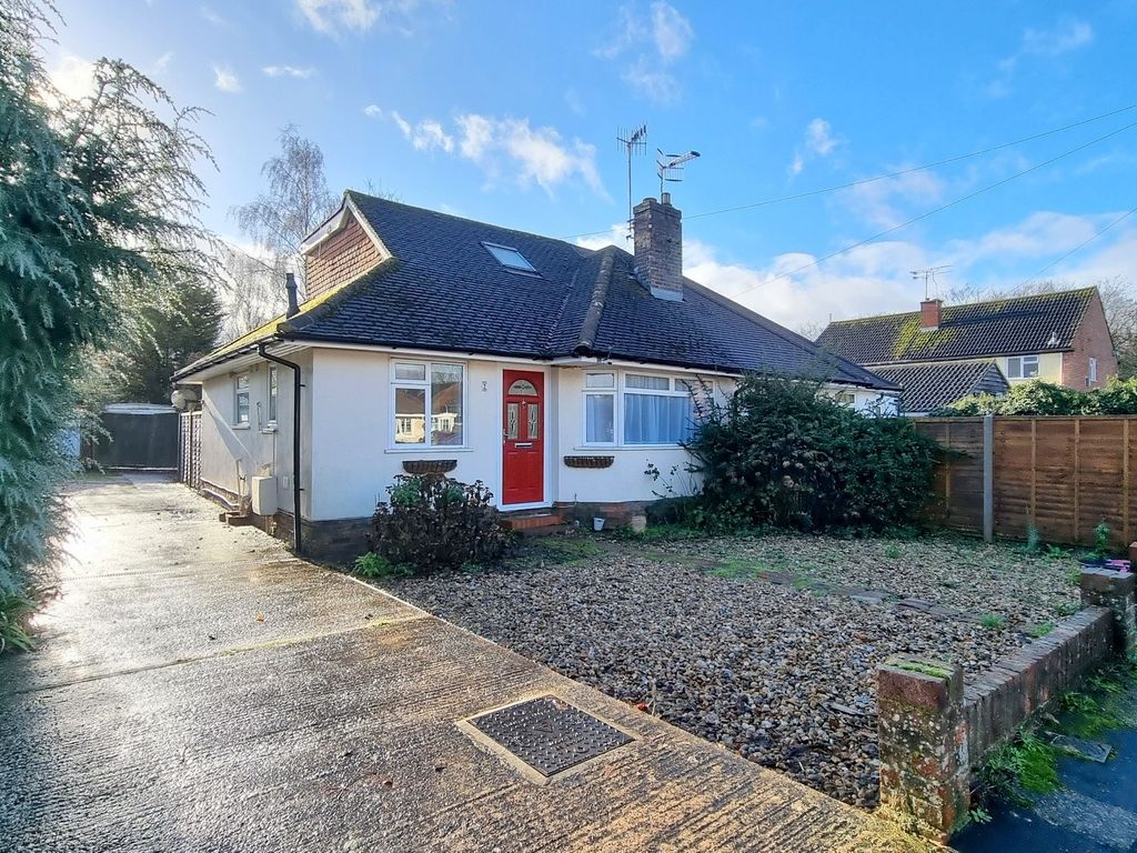 3 bed semidetached house to rent in Pound Hill, Crawley, West Sussex