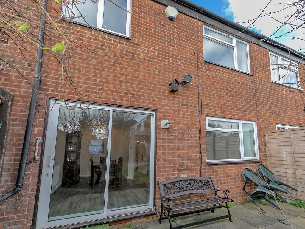 3 bed terraced house to rent in Peregrine Road, Luton LU4, £2,200 pcm