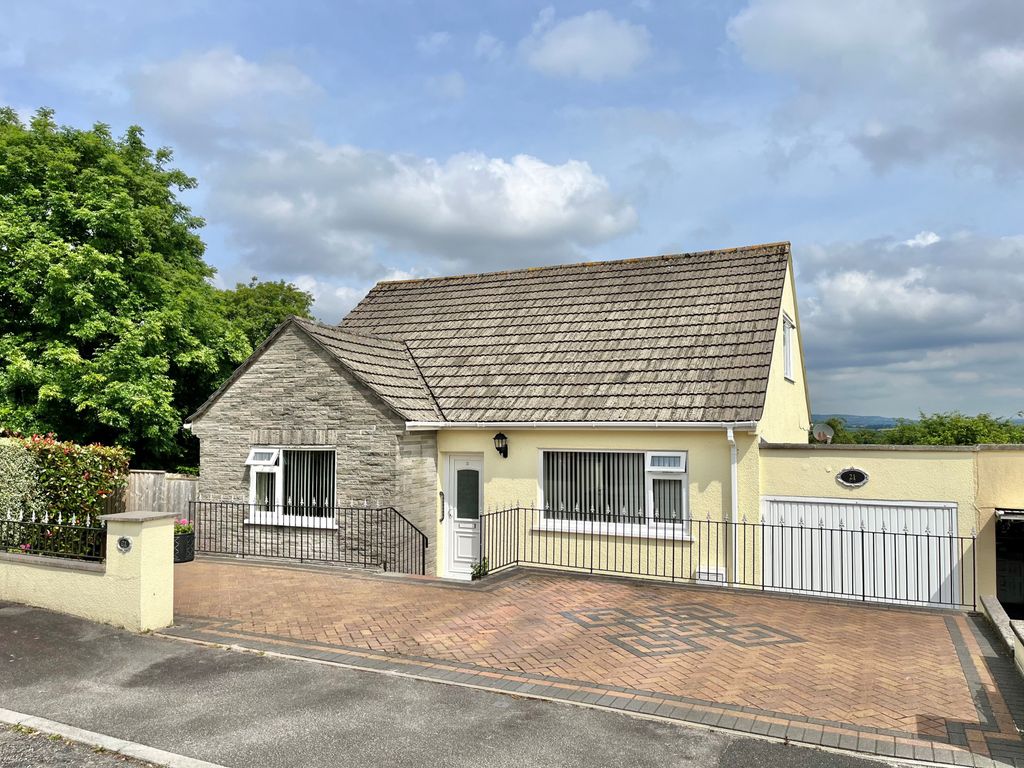 3 bed detached bungalow for sale in Clear View, Saltash PL12, £375,000