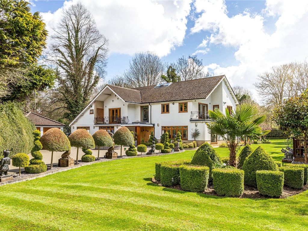 6 bed detached house for sale in Troutstream Way, Loudwater