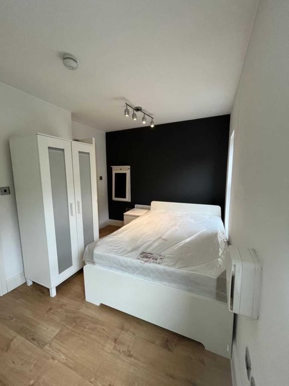Studio to rent in Eccles Old Road, Salford M6, £725 pcm Zoopla