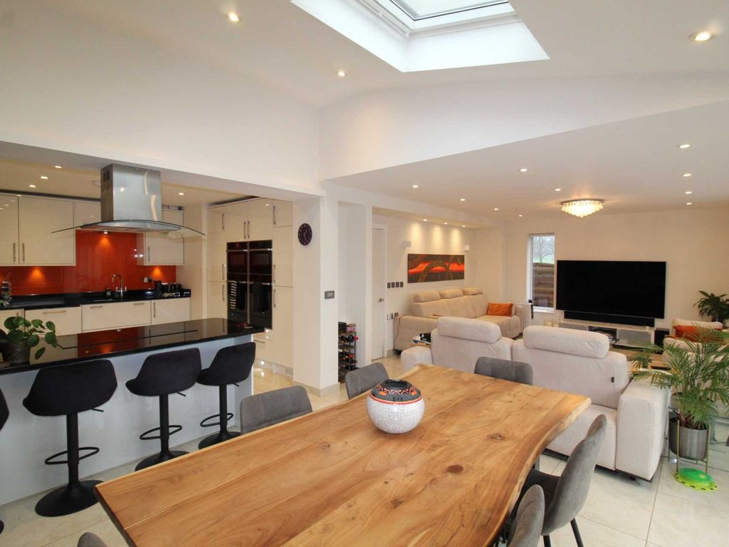 6 bed semidetached house to rent in Kingsland Road, Hemel Hempstead