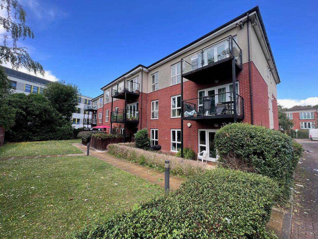 2 bed flat to rent in Kendra Hall Road, South Croydon, Surrey CR2 - Zoopla