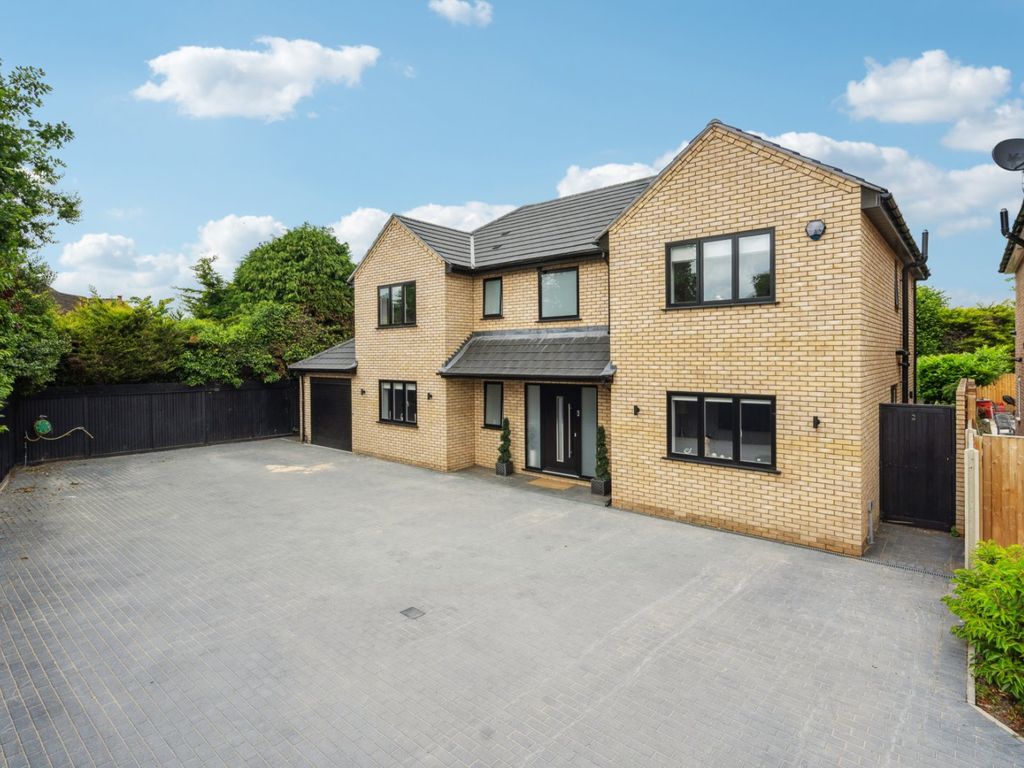 5 bed detached house for sale in Highlands End, Chalfont St. Peter