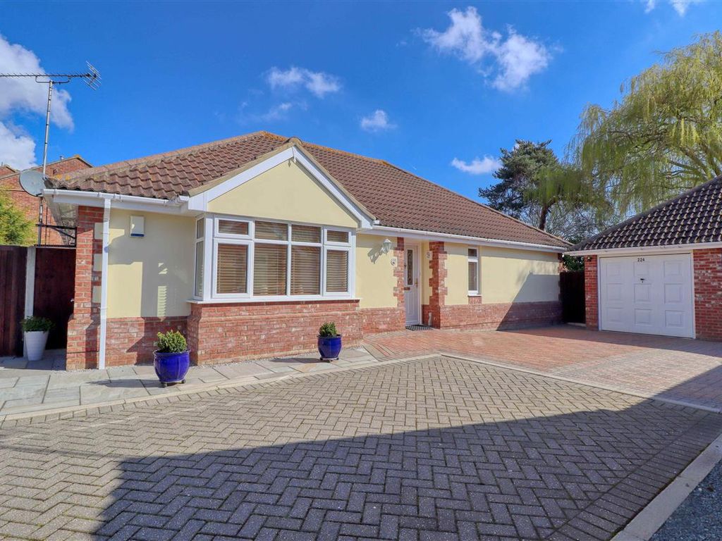 3 bed bungalow for sale in St. Johns Road, ClactonOnSea CO16 Zoopla