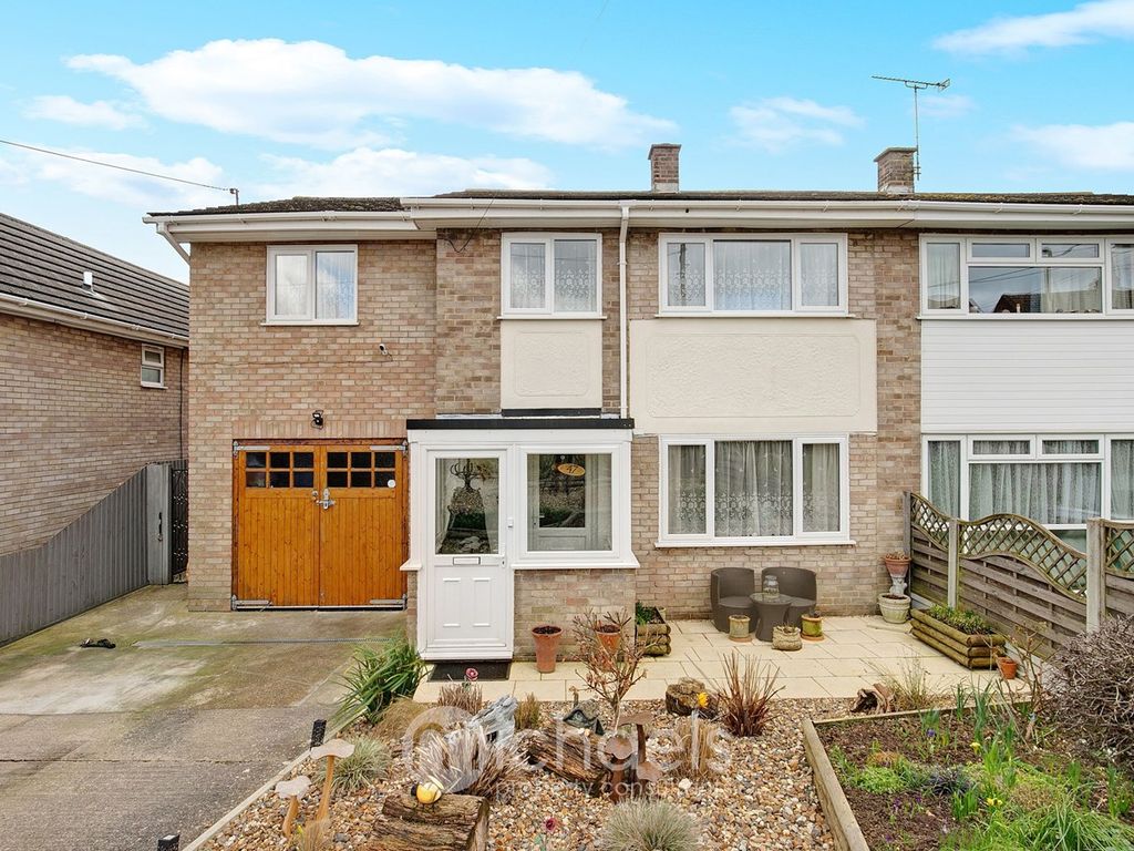 4 bed semidetached house for sale in Saffron Gardens, Wethersfield