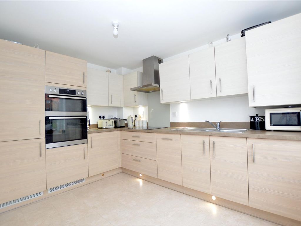 3 bed town house to rent in Ellis Close, Sprowston, Norwich NR7, £1,450