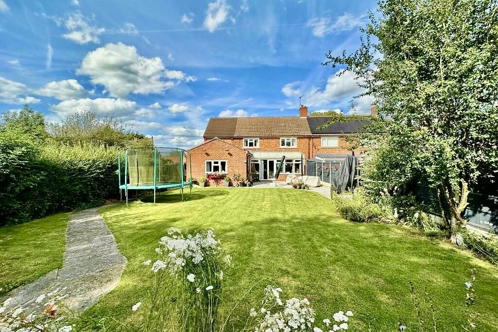 4 bed property for sale in Church Lane, Brant Broughton, Lincoln LN5, £