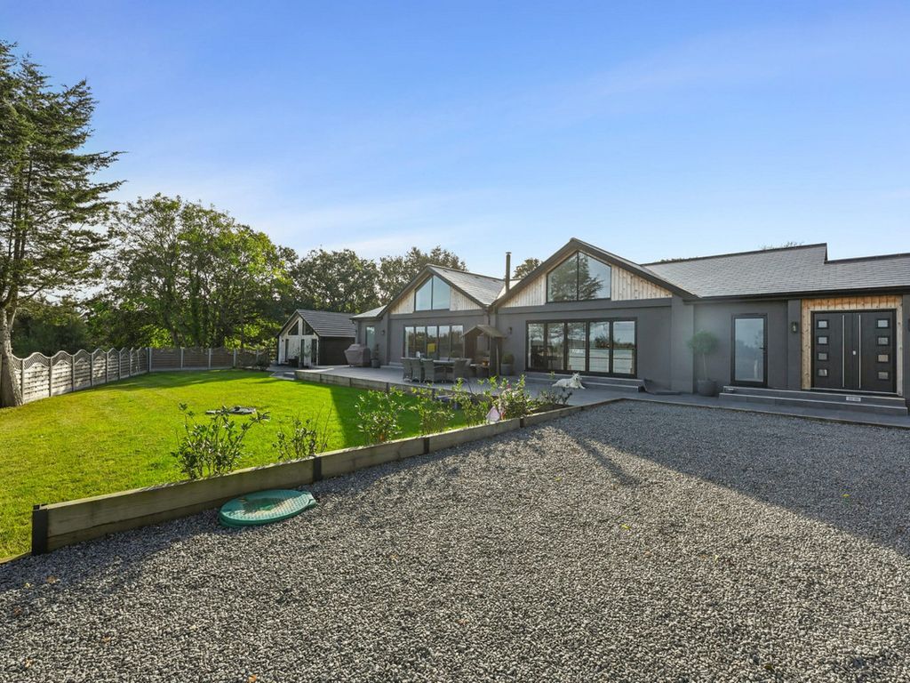 New home, 5 bed bungalow for sale in New Park Road, Hockley SS5, £