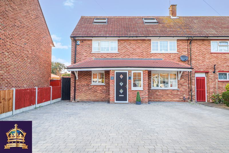 5 bed semidetached house for sale in Gardner Avenue, Corringham