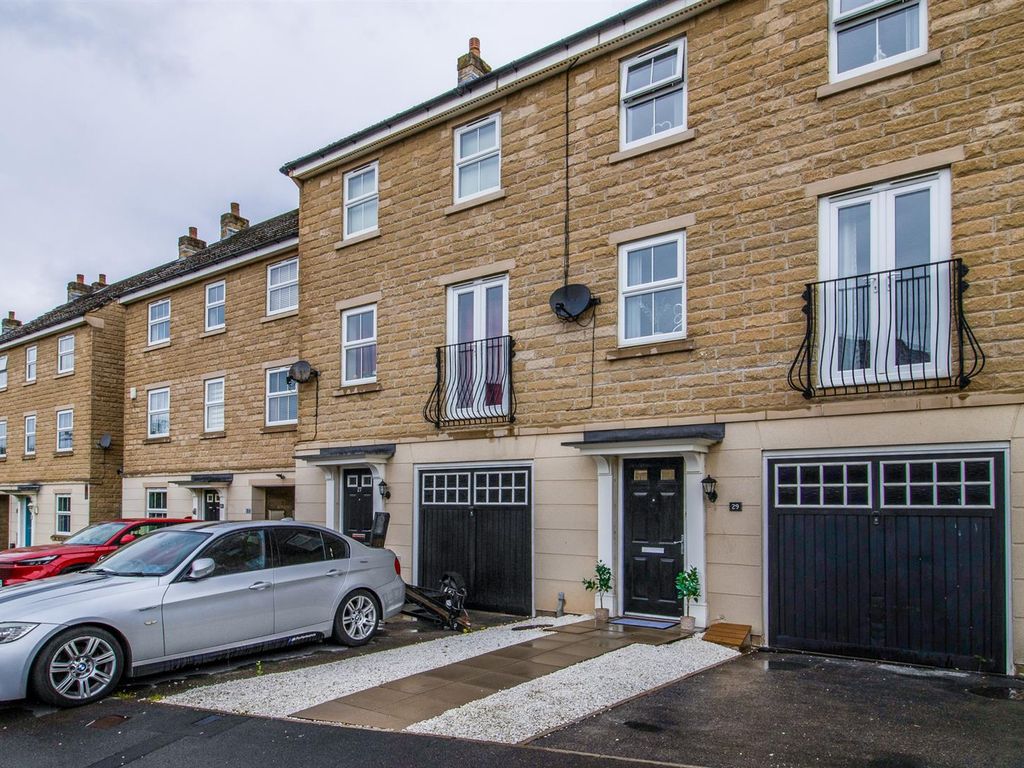 3 bed town house for sale in Jilling Ing Park, Earlsheaton, Dewsbury