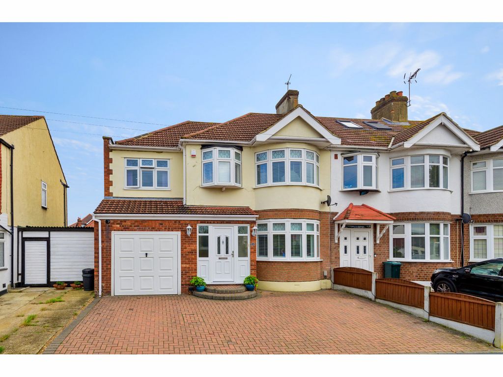 4 bed semidetached house for sale in Hamilton Avenue, Romford RM1 Zoopla