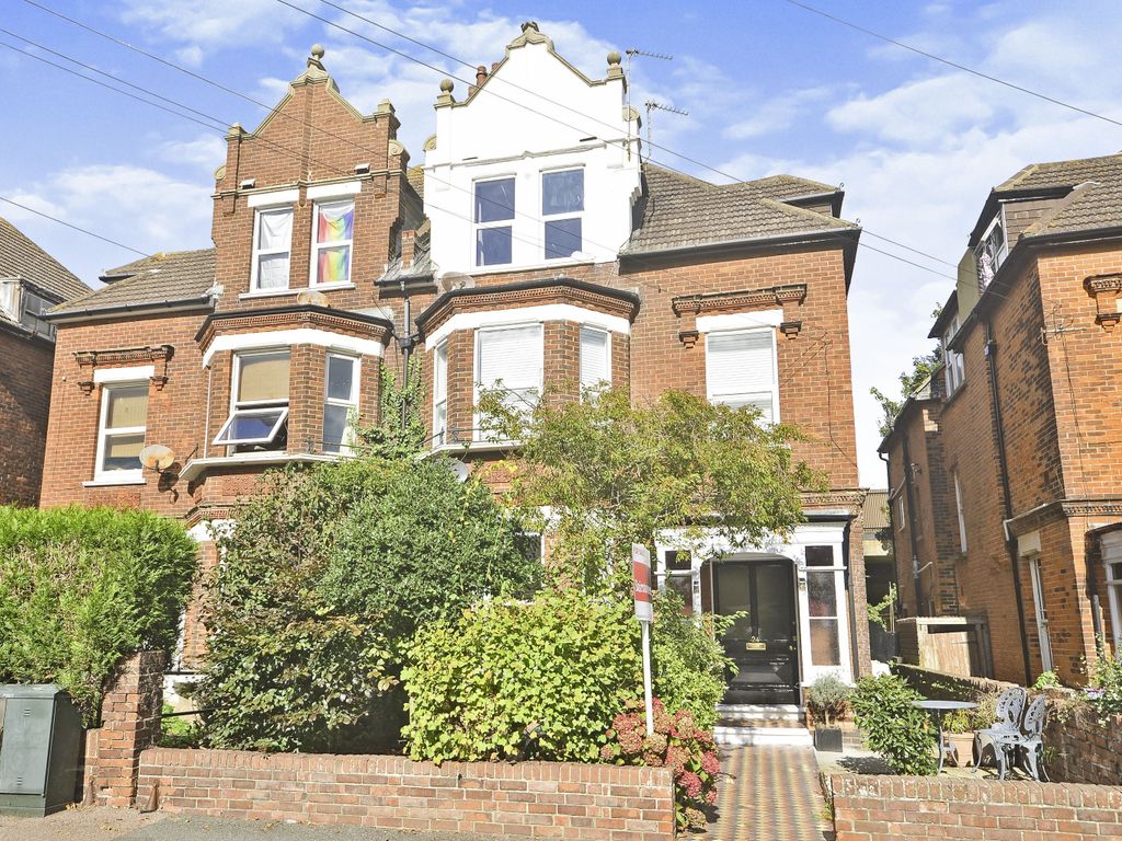 2 bed flat for sale in Kingsnorth Gardens, Folkestone, Kent CT20, £