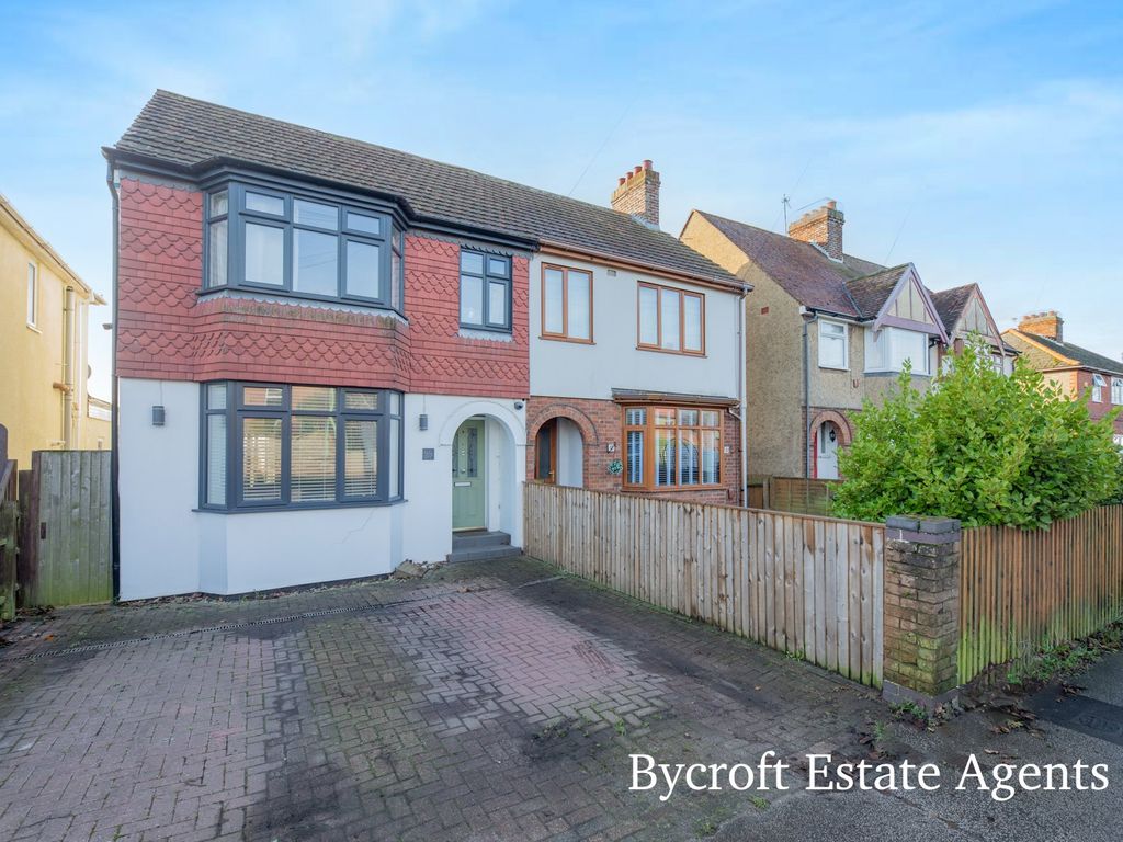 3 bed semidetached house for sale in Oulton Road, Lowestoft NR32, £