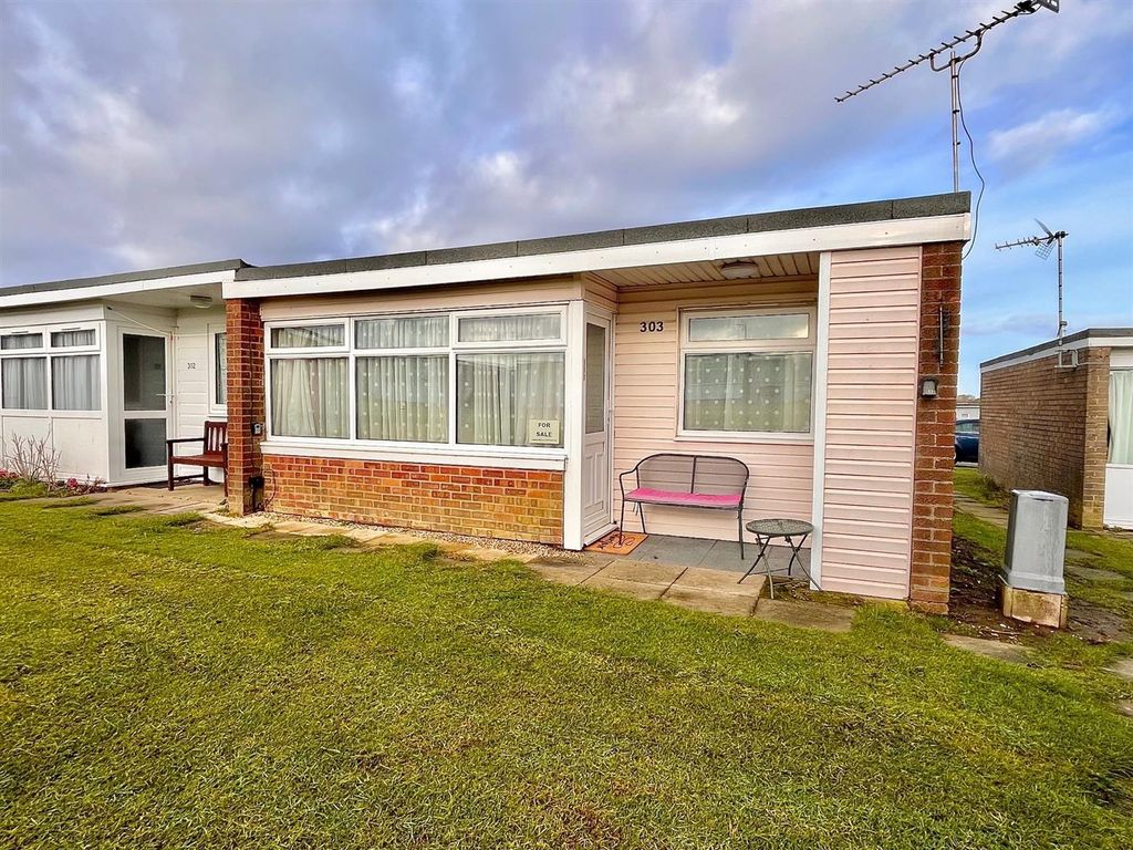 2 bed chalet for sale in Sundowner, Newport Road, Hemsby NR29, £26,000 Zoopla