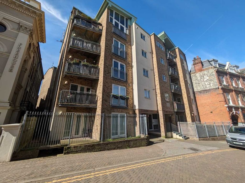 2 bed flat to rent in Rendezvous Street, Folkestone, Kent CT20, £1,000