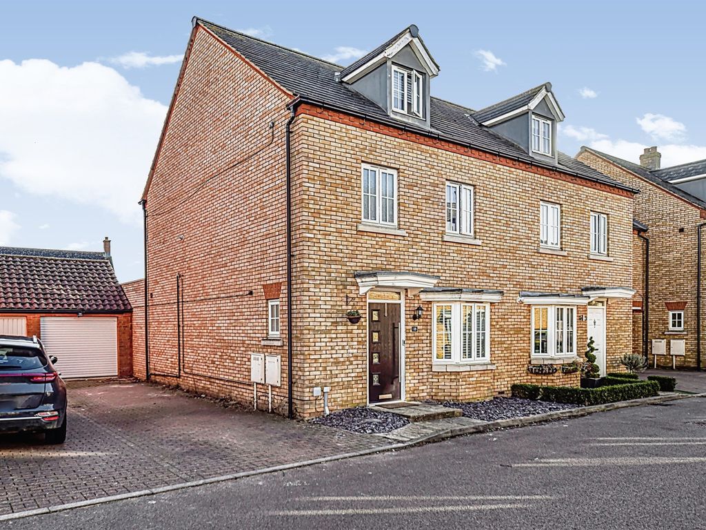 4 bed semidetached house for sale in Bluebell Drive, Lower Stondon