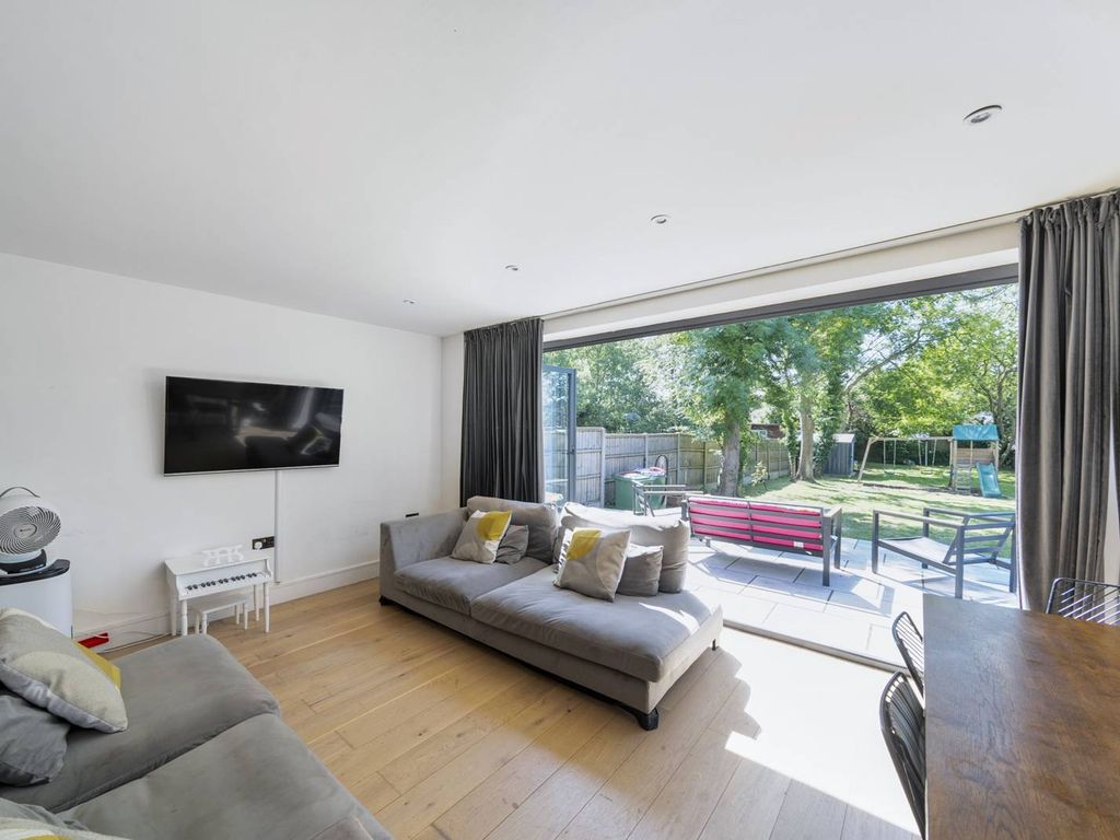 3 bed flat for sale in Rowland Avenue, Kenton, Harrow HA3, £550,000