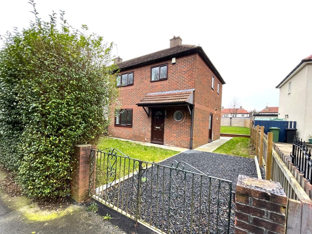 3 bed semidetached house to rent in Swarcliffe Avenue, Leeds LS14, £