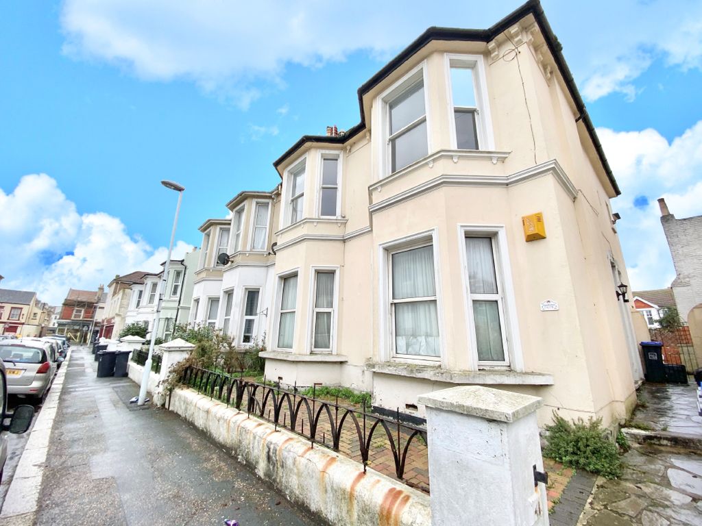 2 Bed Flat To Rent In Coach House Mews, Gratwicke Road, Worthing BN11 ...