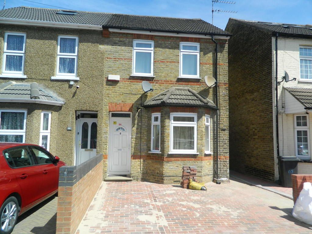 3 bed semidetached house to rent in Belgrave Road, Slough, Berkshire