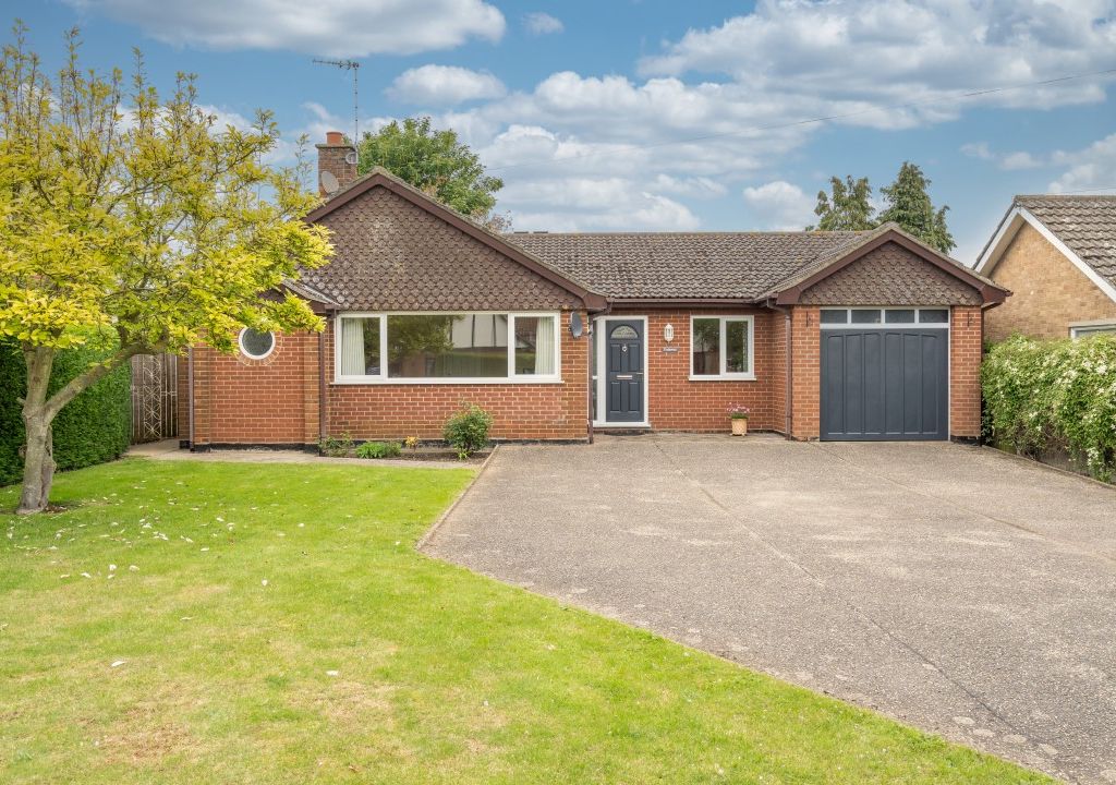 3 bed detached bungalow for sale in Hall Lane, Blundeston, Suffolk NR32