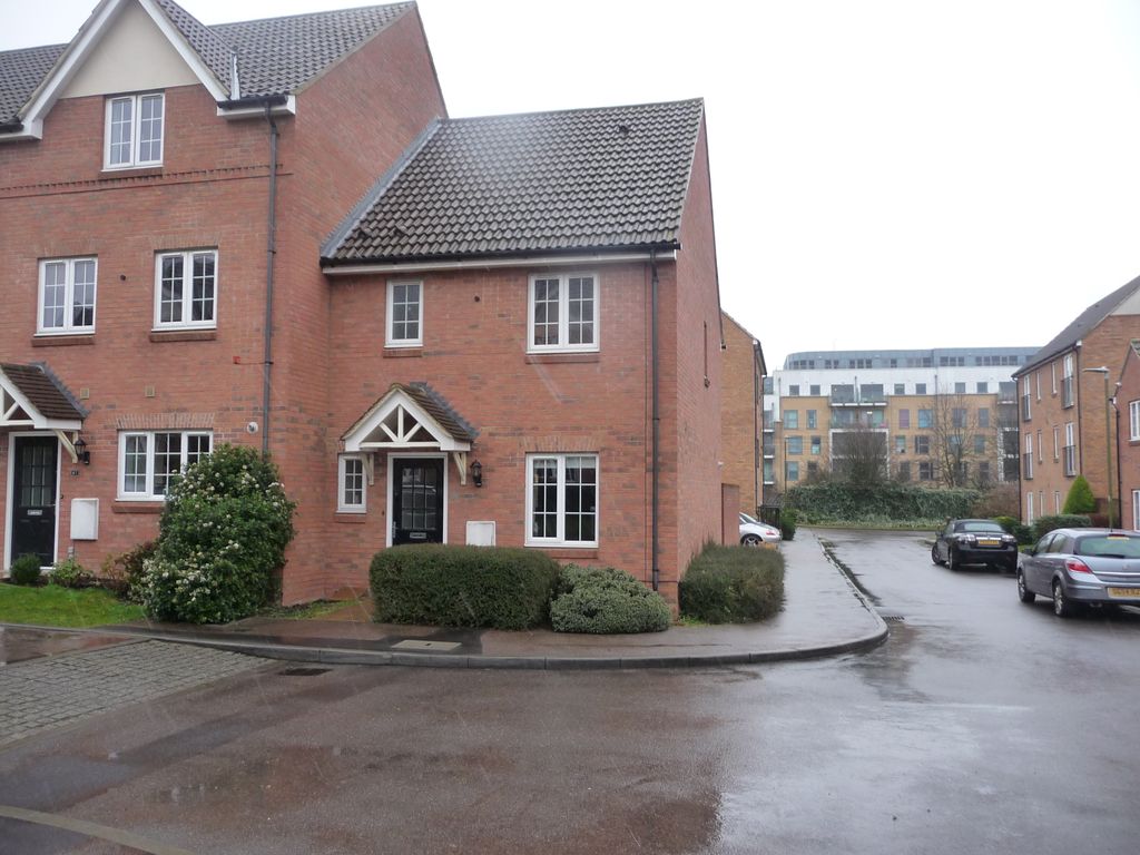 3 bed end terrace house to rent in Brick Kiln Road, Stevenage SG1, £