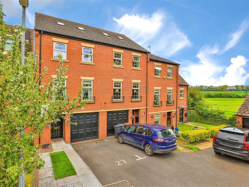 4 bed end terrace house for sale in Thwaite Close, Great Oakley, Corby