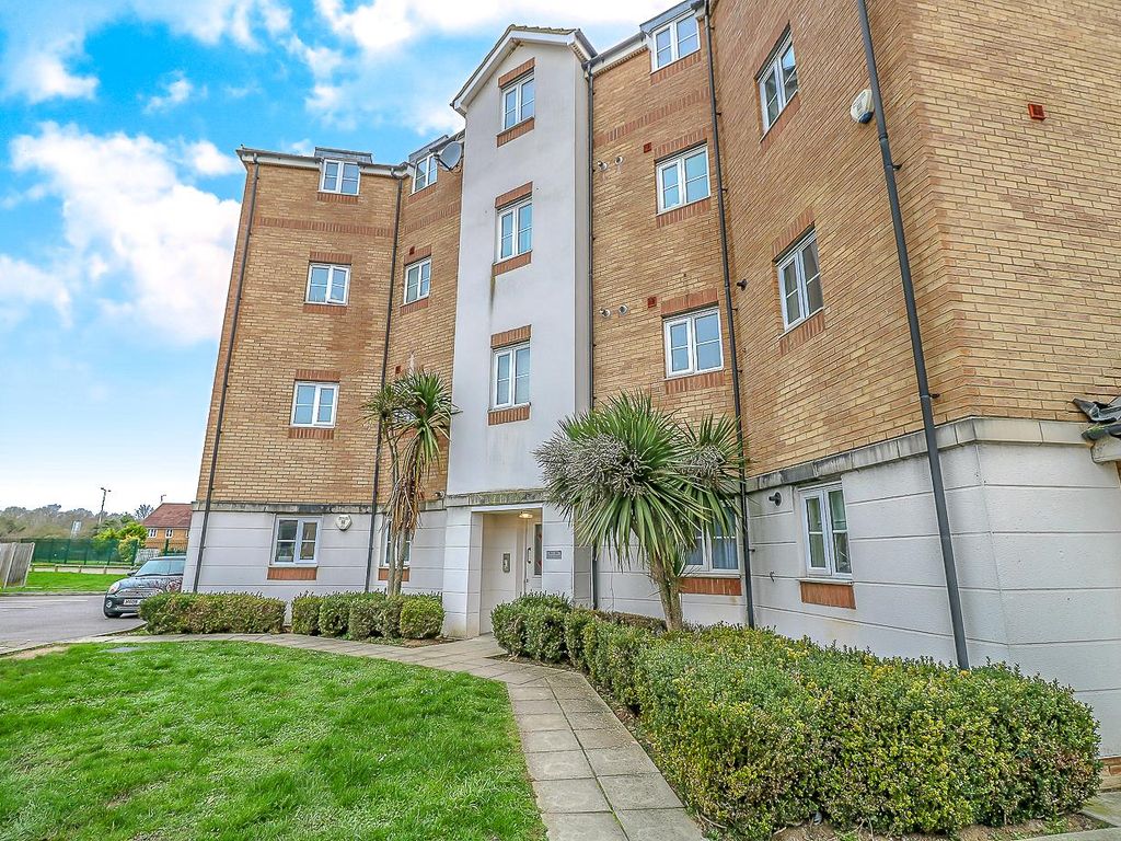 2 bed flat to rent in Huron Road, Broxbourne EN10, £1,275 pcm Zoopla