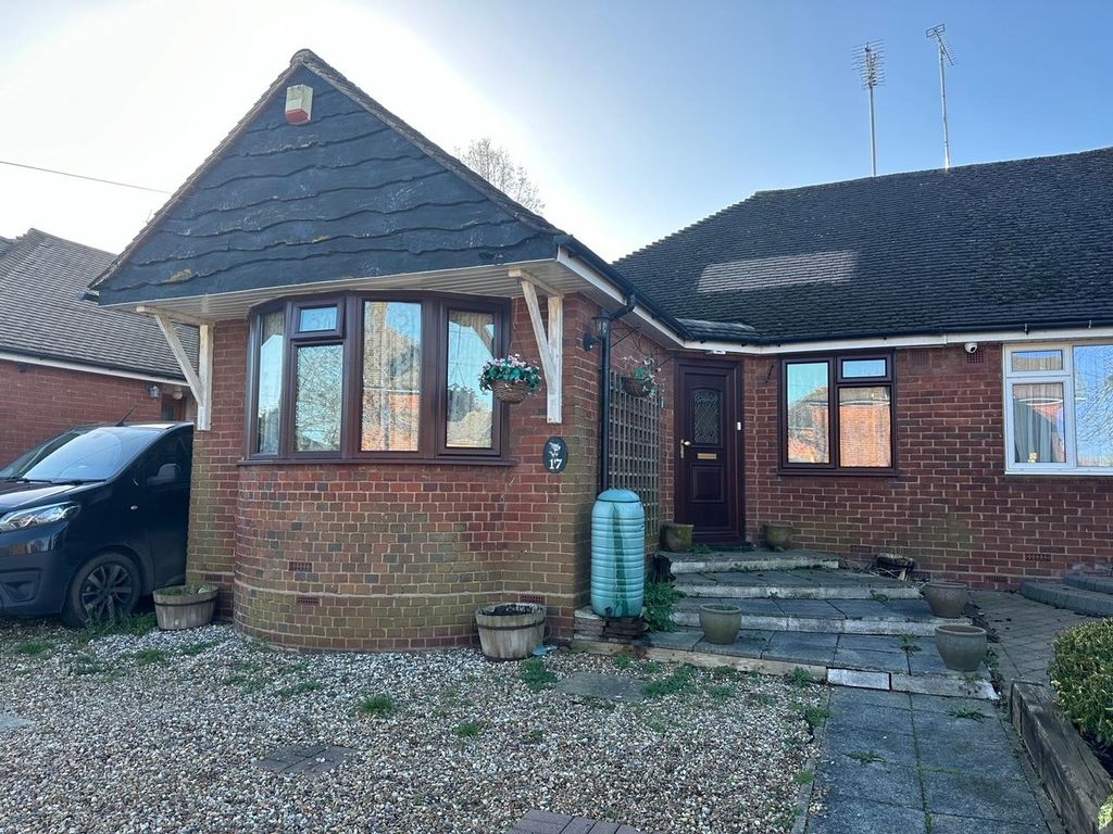 3 bed semidetached bungalow for sale in Rochford Avenue, Shenfield