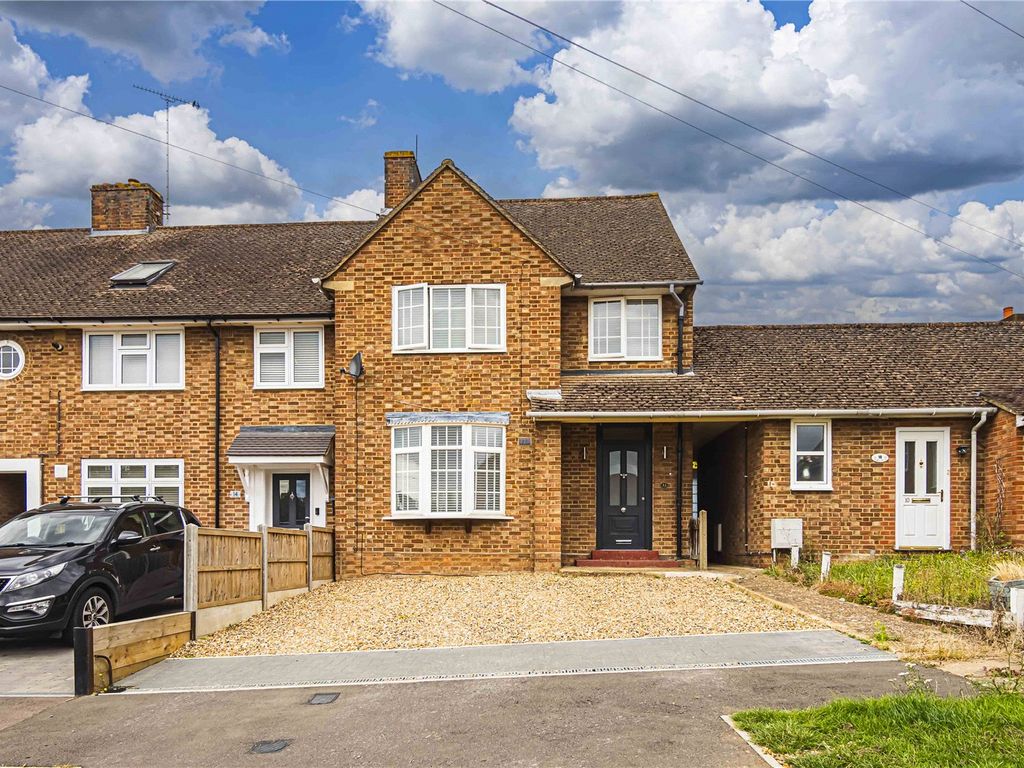 3 bed detached house for sale in Castle Mead, Boxmoor, Hemel Hempstead