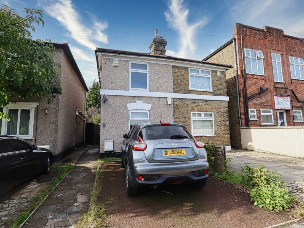 3 bed semidetached house to rent in Albert Road, Romford RM1, £1,650