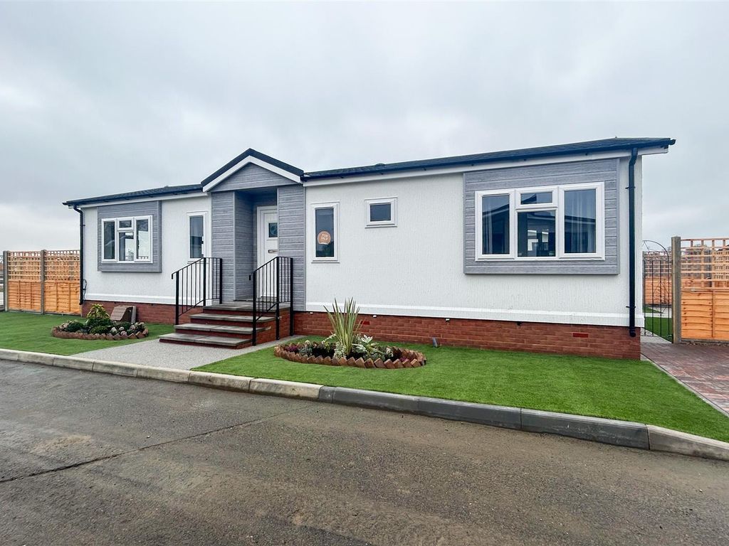 2 bed mobile/park home for sale in Sandpiper Gardens, Sacketts Grove