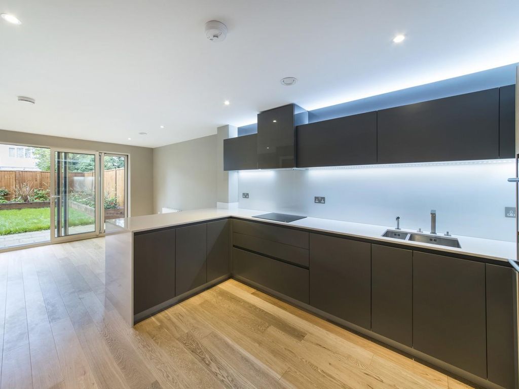 4 bed terraced house to rent in Sir Alexander Close, Napier Square