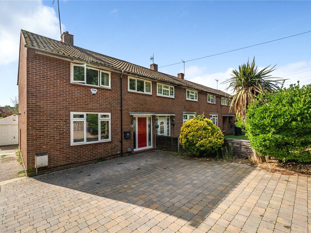 3 bed end terrace house for sale in Lambourne Crescent, Sheerwater
