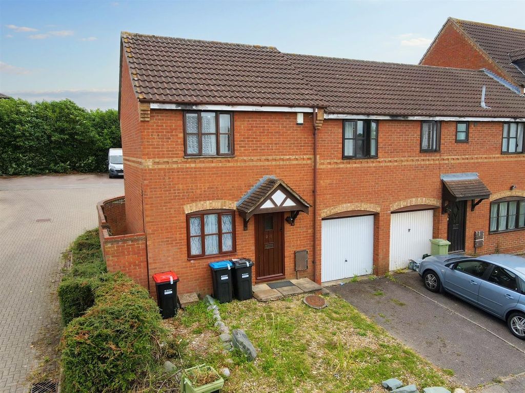 2 bed end terrace house for sale in Grace Avenue, Oldbrook, Milton