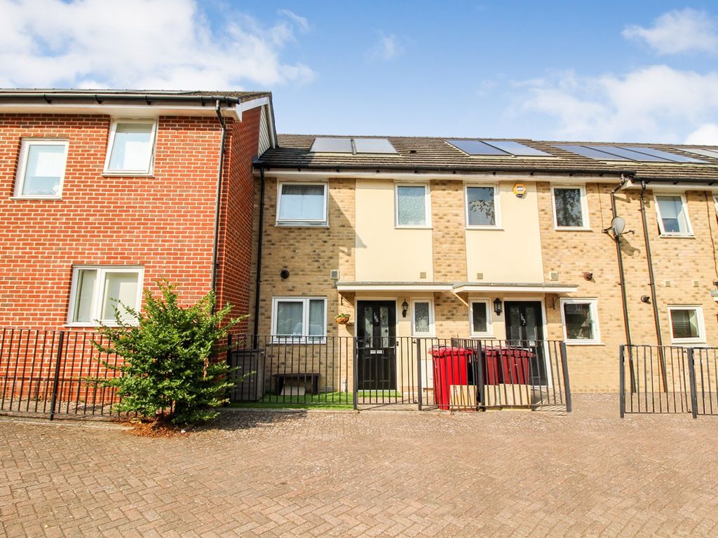 3 bed terraced house for sale in Iona Avenue, Tilehurst, Reading RG30