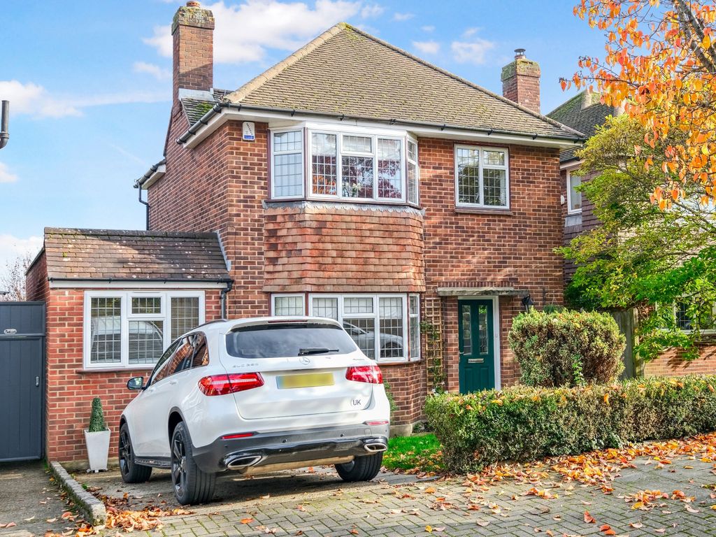 4 bed detached house for sale in Avebury Road, Orpington BR6, £800,000