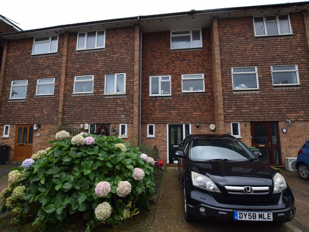 3 bed terraced house to rent in Edwin Road, Hastings TN35, £1,250 pcm