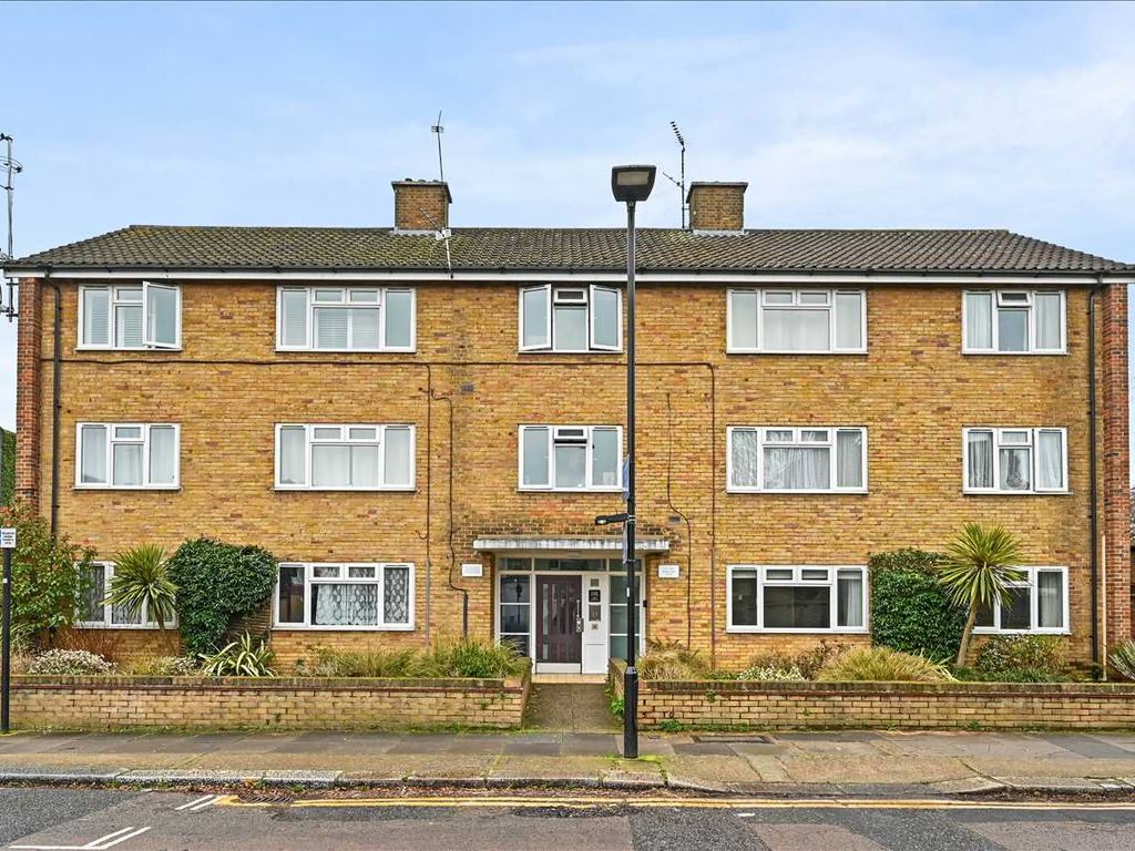2 bed flat to rent in fromows corner sutton lane north london w4 