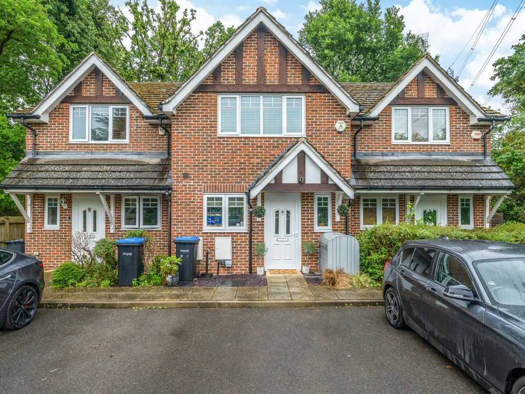 3 bed terraced house for sale in Byfleet Road, New Haw KT15, £485,000