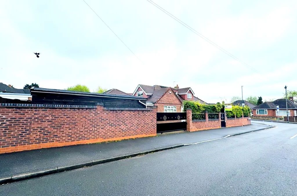 5 bed bungalow for sale in Prestwood Drive, Nottingham NG8, £465,000