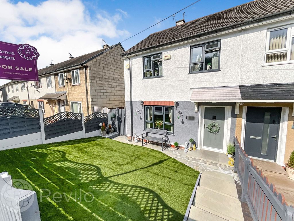 2 bed town house for sale in Kirklee Road, Rochdale OL11, £170,000 Zoopla