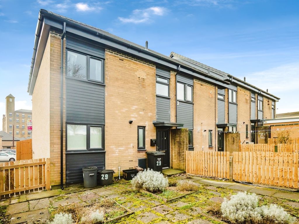 3 bed terraced house for sale in Mount Pleasant Avenue, Halifax HX1, £