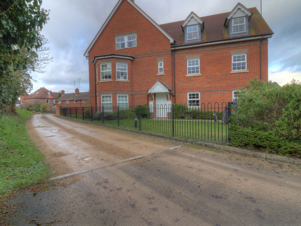 2 bed flat to rent in Phoenix Court, Thame, Oxfordshire OX9, £1,250 pcm