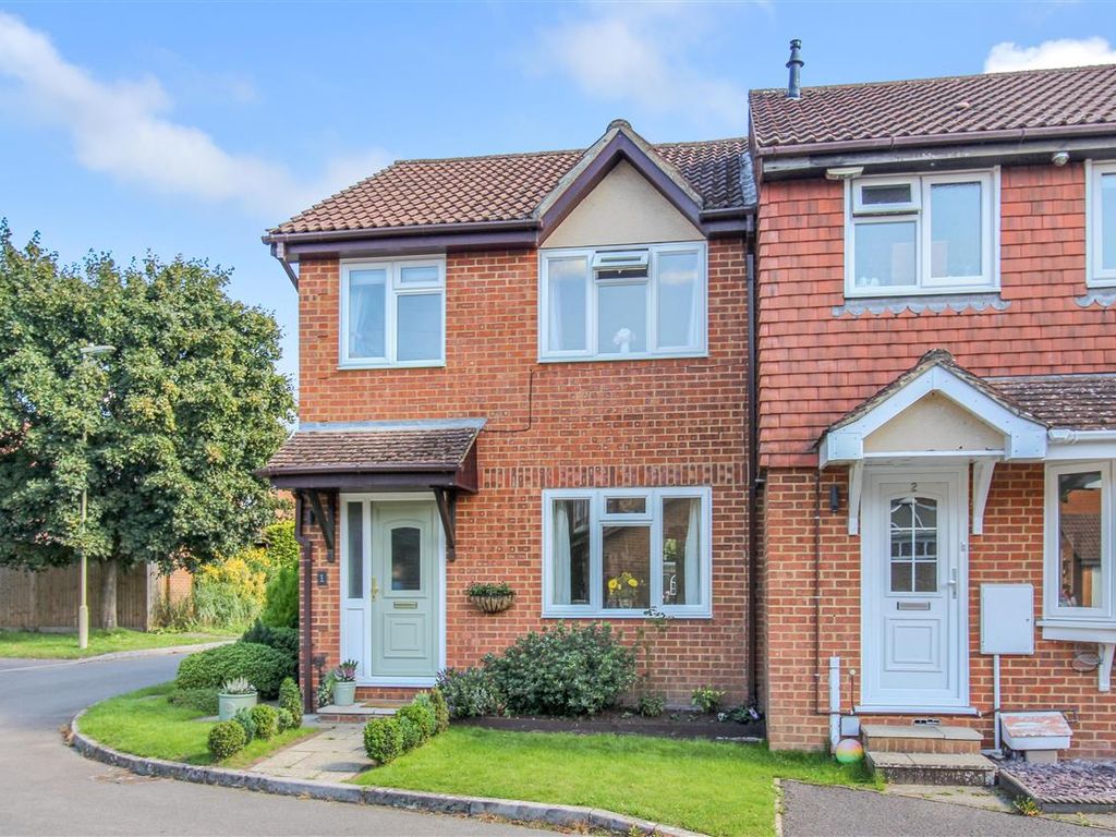 3 bed end terrace house for sale in Juniper Close, Whitehill, Bordon
